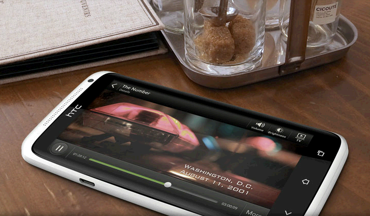 HTC One X liggandes på bordet
