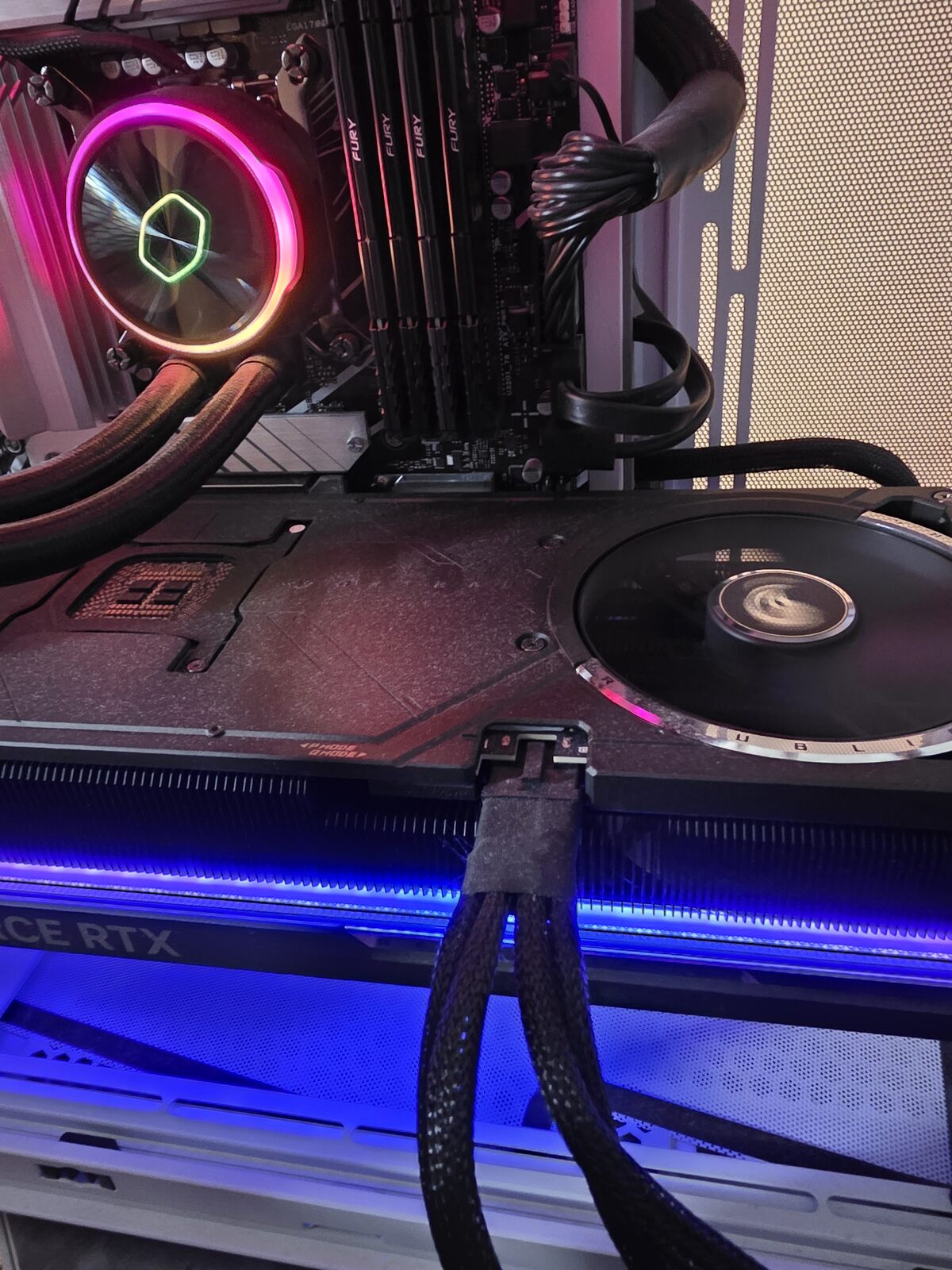 Stationär dator med RGB-vattenkylning och Kingston FURY-minne som kör AI-modeller lokalt