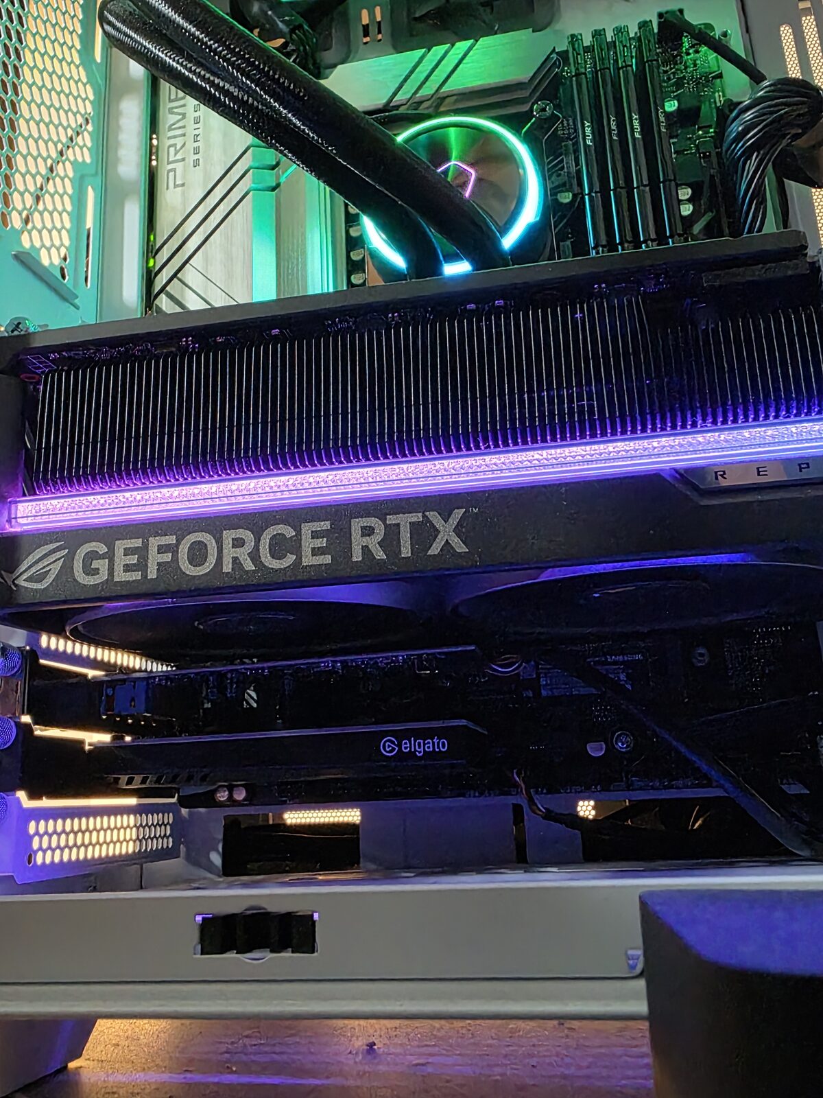 Stationär dator med GeForce RTX-grafikkort och vattenkylning för tyngre lokala AI-modeller