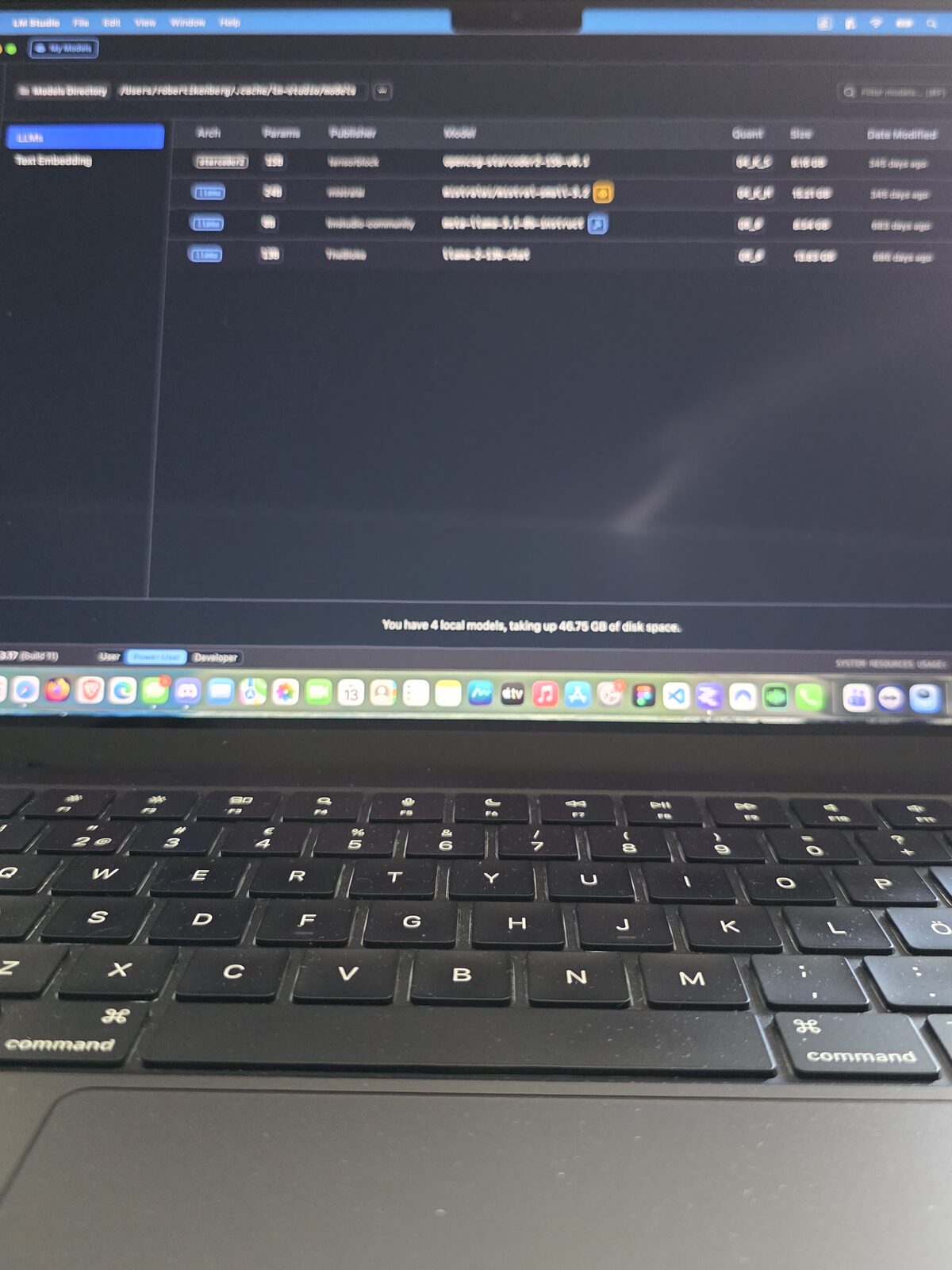 LM Studio som kör flera lokala AI-modeller på en MacBook