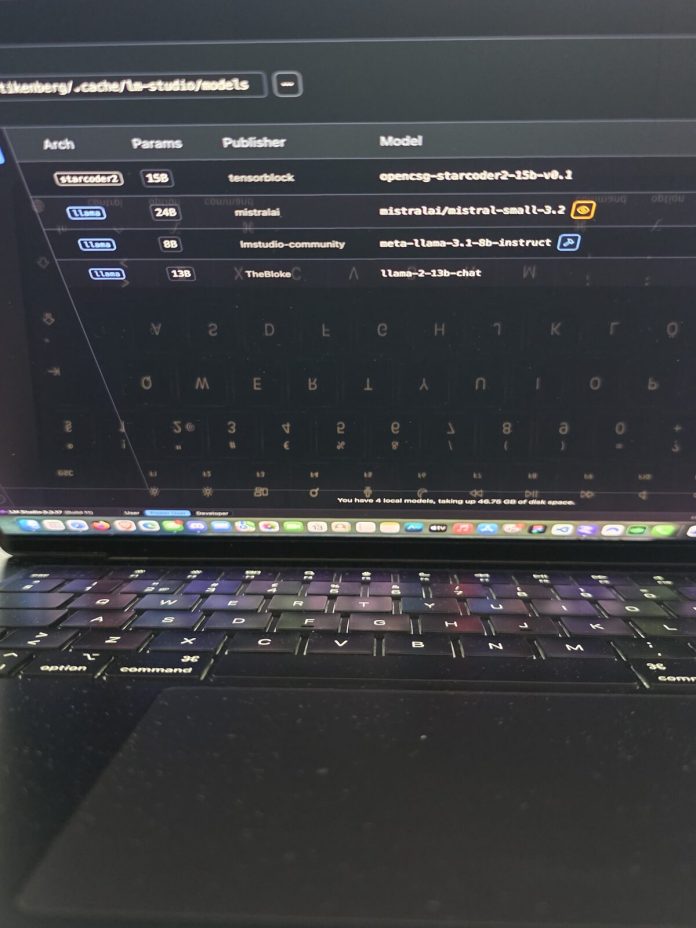 LM Studio med fyra lokala AI-modeller på en MacBook