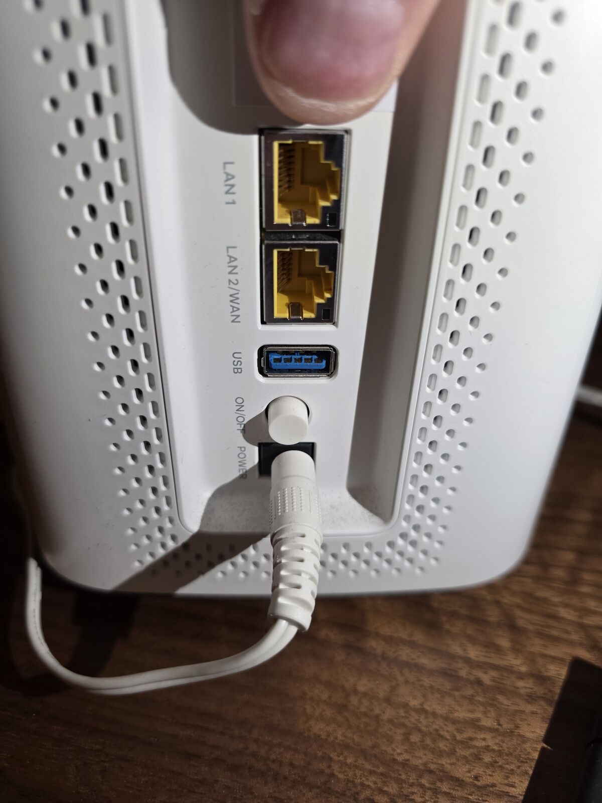 Zyxel FWA510 baksida med portar